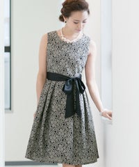 レースを重ねてエレガントで上品なワンピース