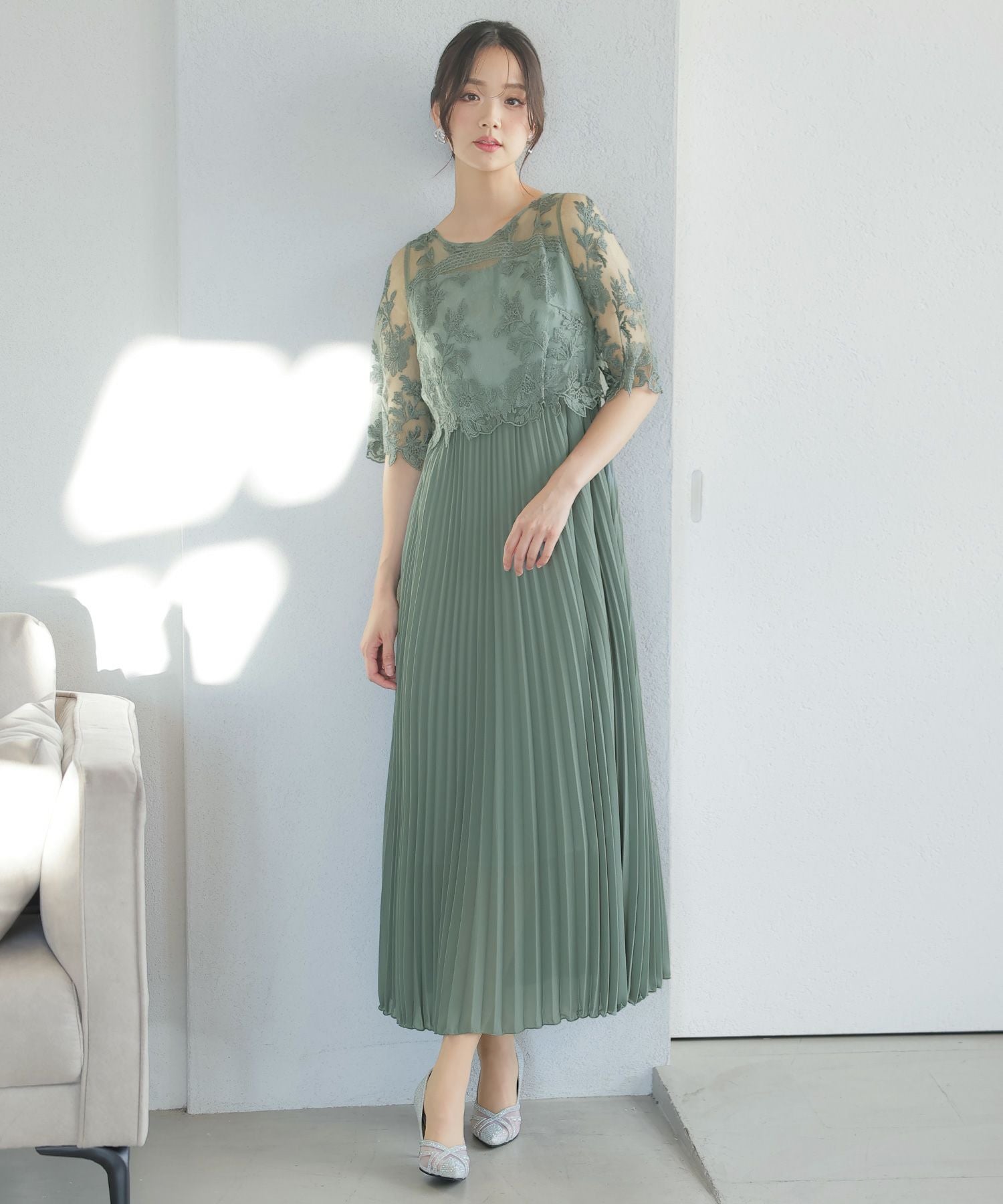pourVous プールブー Lカーキ 刺繍レース プリーツドレス 結婚式 刺繍レース＆プリーツドレス｜PourVousドレス