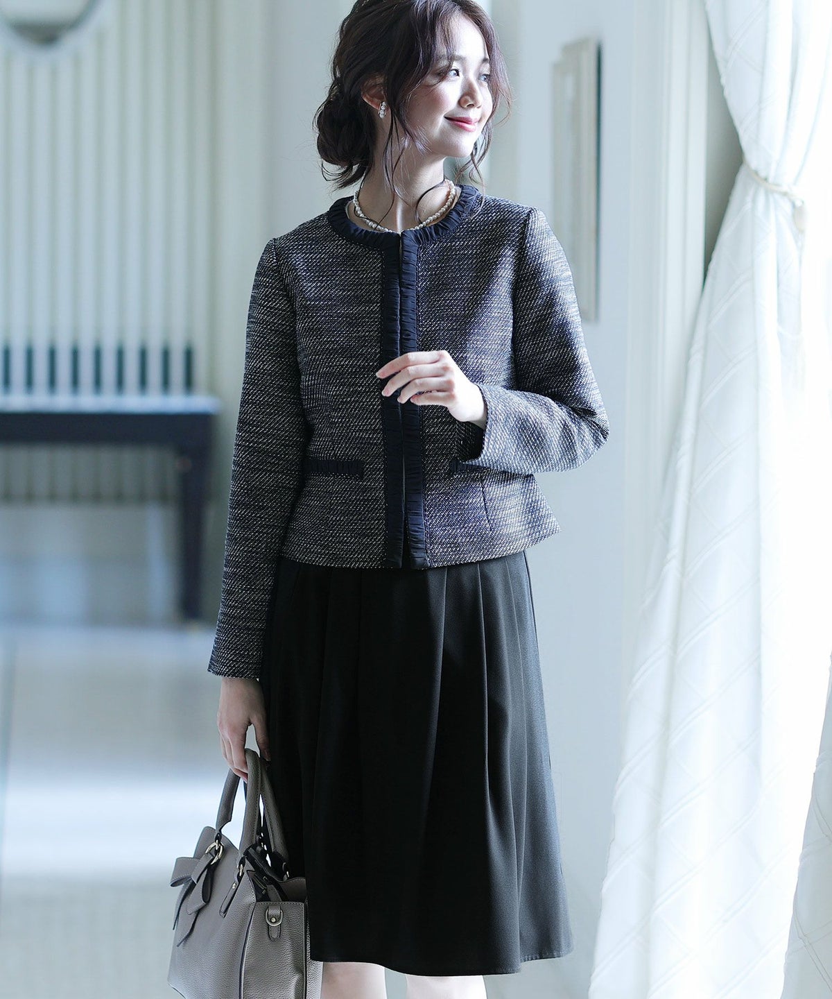 女性らしいフレアスカートのスーツセット