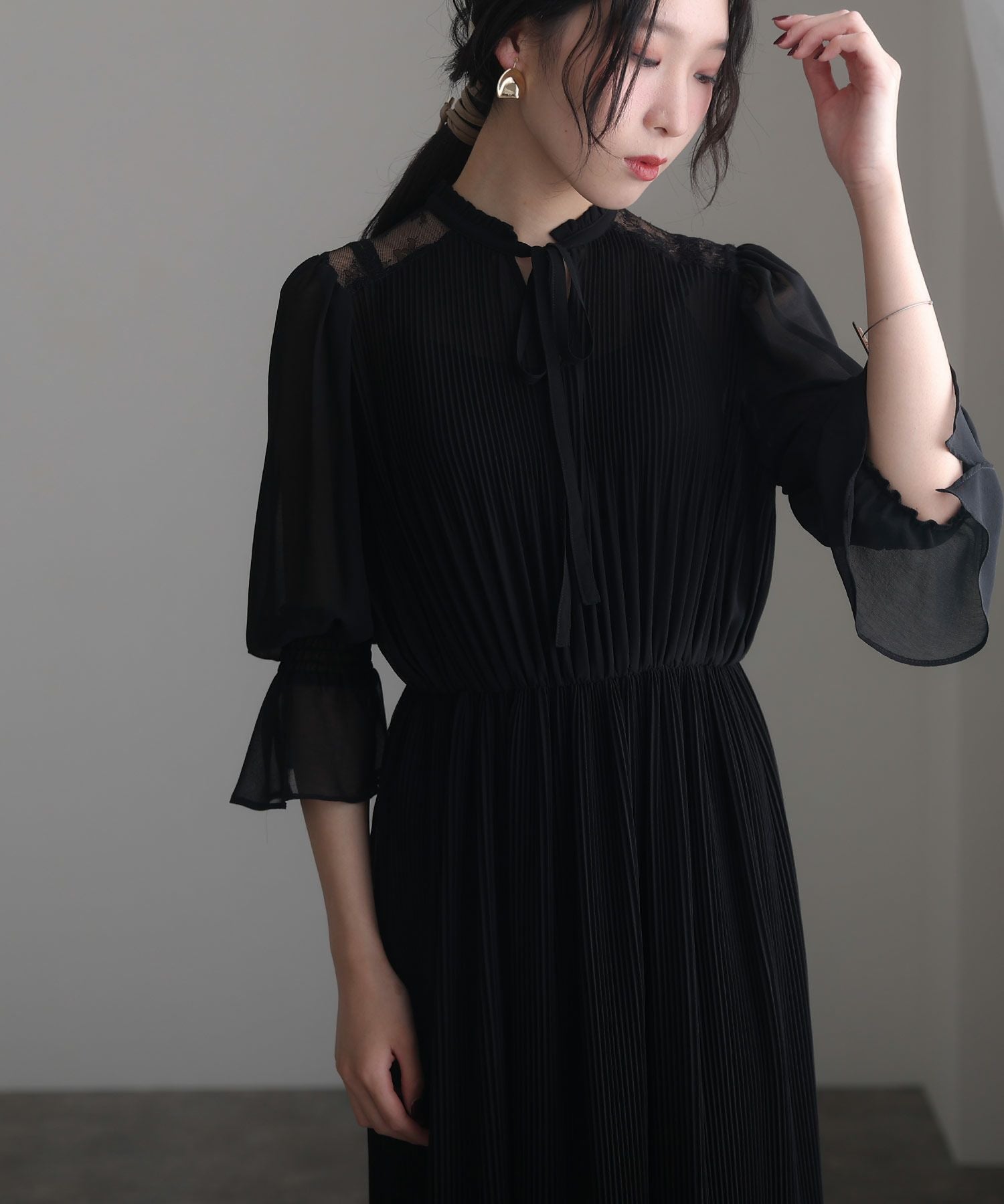 ショルダーレース切り替えシフォンプリーツワンピース