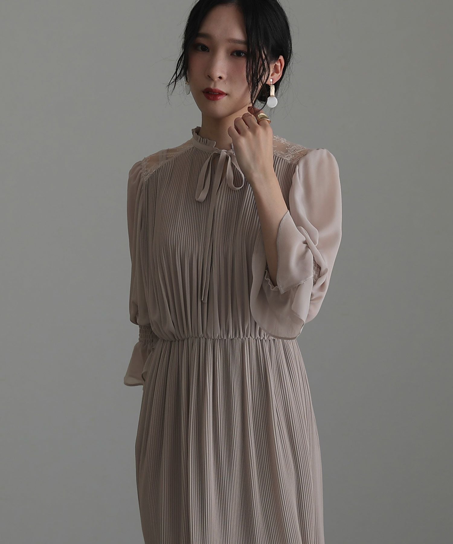 ショルダーレース切り替えシフォンプリーツワンピース