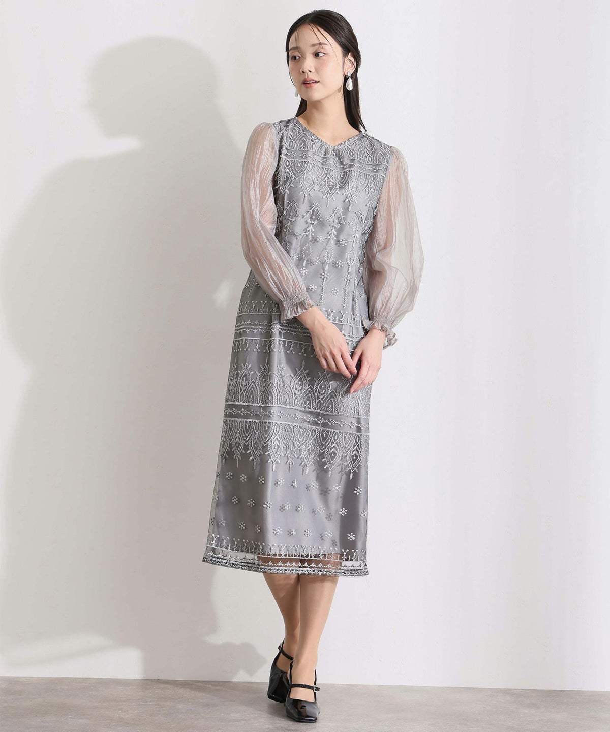 Vネック刺繍レースドレス