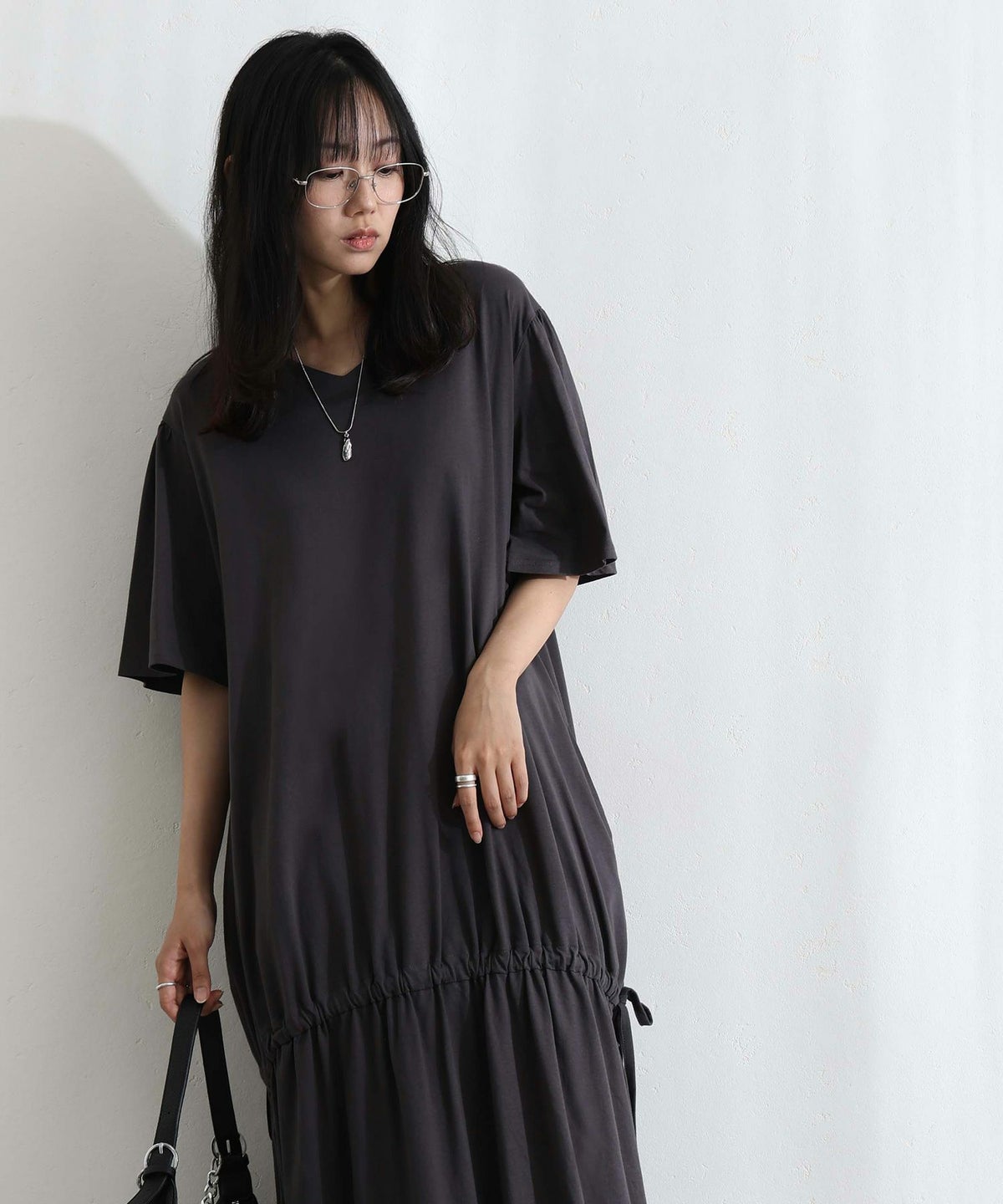 ドロストシャーリングVネックワンピース