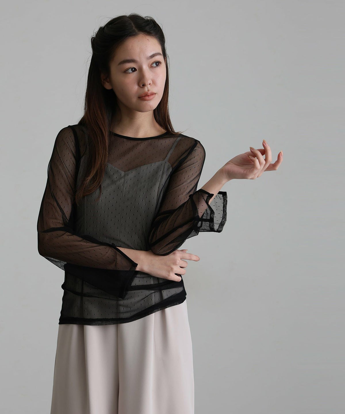 袖スリットシアートップス