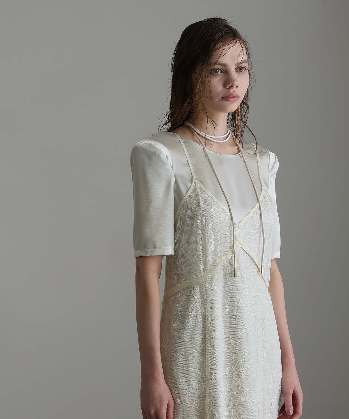 スパークルレース×サテンドレス